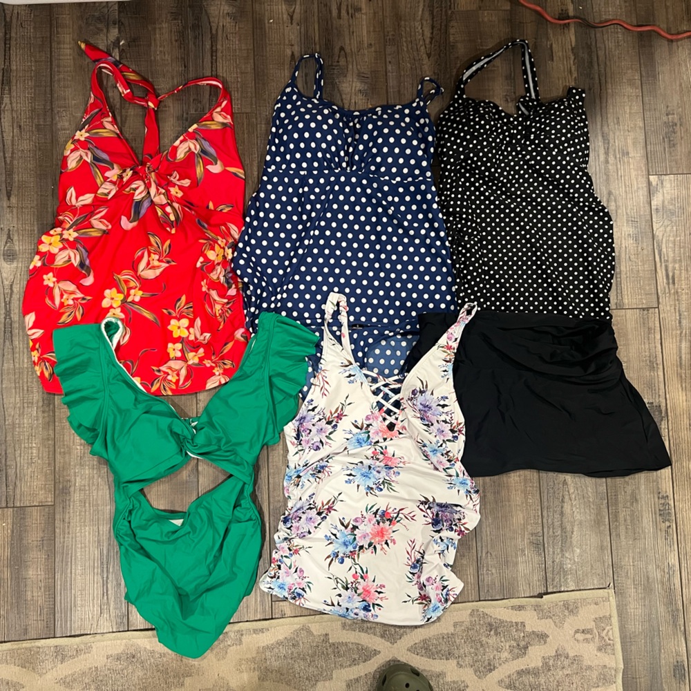 5 maternity bathing suits! 4 tankini tops, 2 bottoms, 1 1-piece